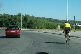 Cyclist in yellow circulating inside a roundabout